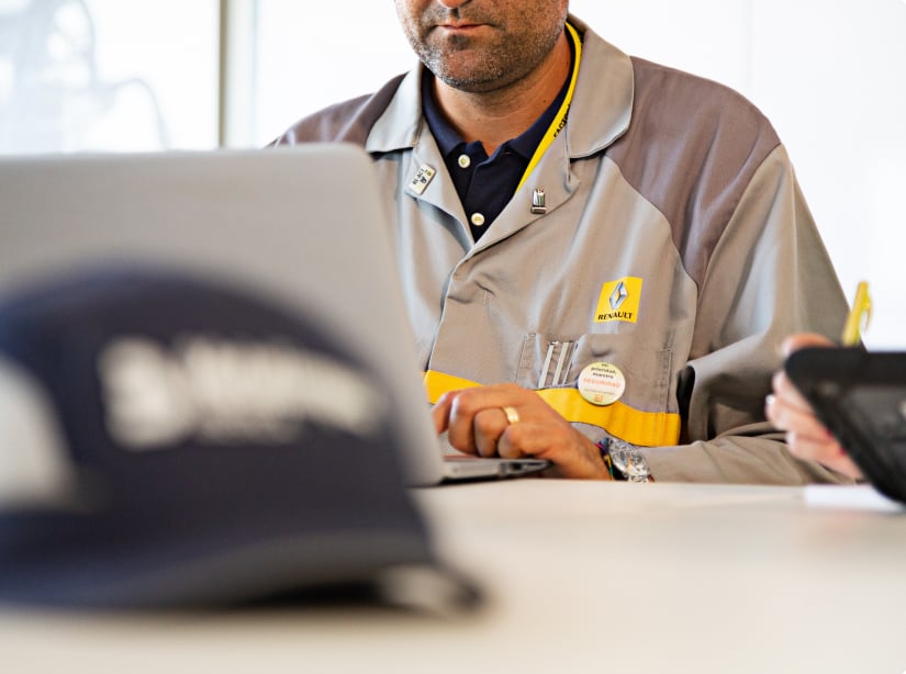 Un collaborateur Renault en réunion avec un collaborateur Metalimpex.