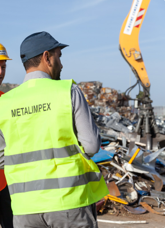 Un collaborateur Metalimpex qui supervise la gestion des déchets.