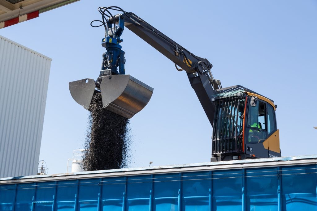 Engin de chantier déversant des métaux.