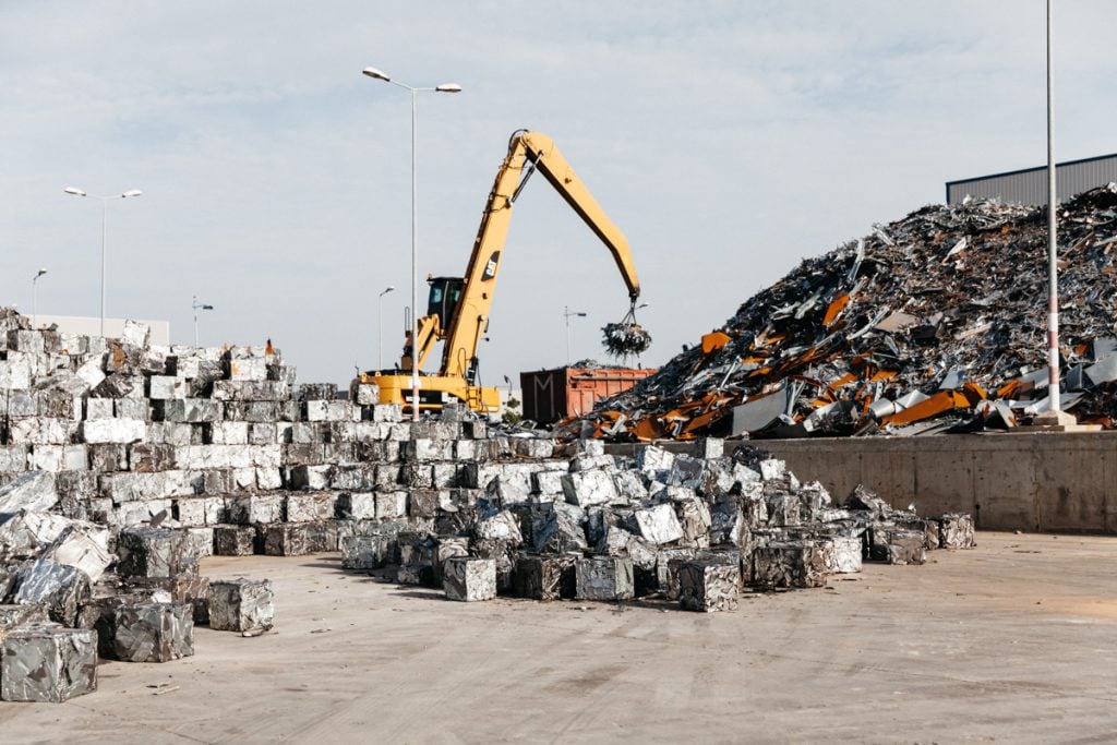 Pelleteuse qui transporte des déchets au Maroc